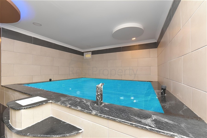 فيلا فاخرة مع مناظر بانورامية وبنية تحتية كاملة في قلب الطبيعة