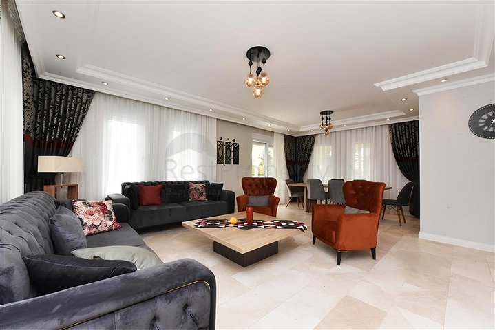 فيلا فاخرة مع مناظر بانورامية وبنية تحتية كاملة في قلب الطبيعة