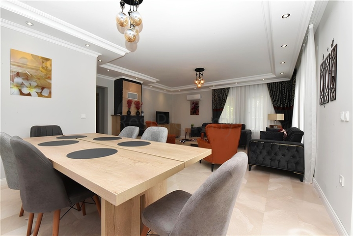 فيلا فاخرة مع مناظر بانورامية وبنية تحتية كاملة في قلب الطبيعة