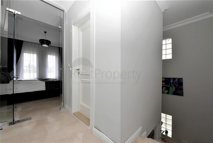 فيلا فاخرة مع مناظر بانورامية وبنية تحتية كاملة في قلب الطبيعة