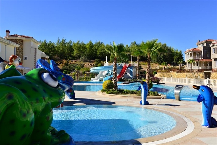 فيلا فاخرة مع مناظر بانورامية وبنية تحتية كاملة في قلب الطبيعة