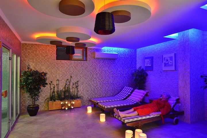 فيلا فاخرة مع مناظر بانورامية وبنية تحتية كاملة في قلب الطبيعة