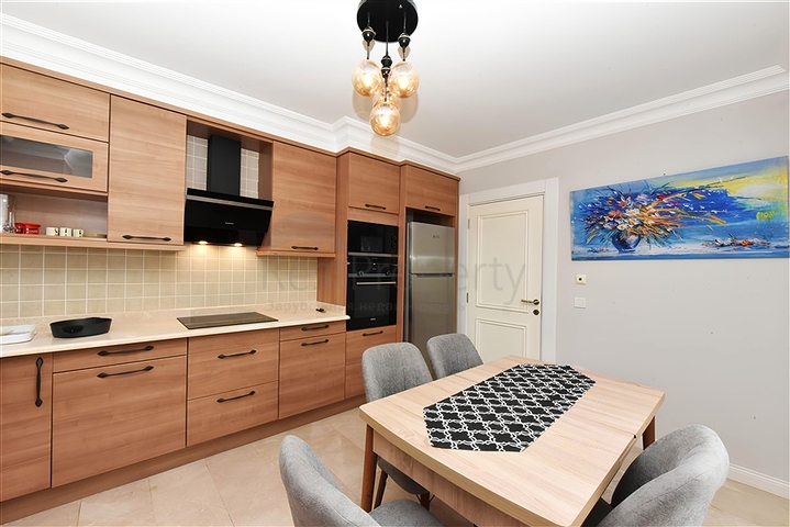 فيلا فاخرة مع مناظر بانورامية وبنية تحتية كاملة في قلب الطبيعة