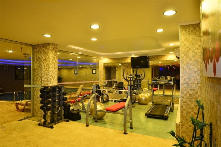 فيلا فاخرة مع مناظر بانورامية وبنية تحتية كاملة في قلب الطبيعة