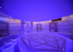 فيلا فاخرة مع مناظر بانورامية وبنية تحتية كاملة في قلب الطبيعة