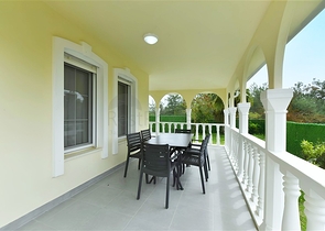 فيلا فاخرة مع مناظر بانورامية وبنية تحتية كاملة في قلب الطبيعة