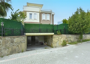 فيلا فاخرة مع مناظر بانورامية وبنية تحتية كاملة في قلب الطبيعة