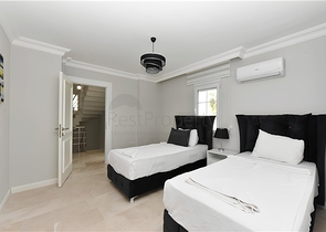 فيلا فاخرة مع مناظر بانورامية وبنية تحتية كاملة في قلب الطبيعة