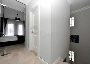 فيلا فاخرة مع مناظر بانورامية وبنية تحتية كاملة في قلب الطبيعة