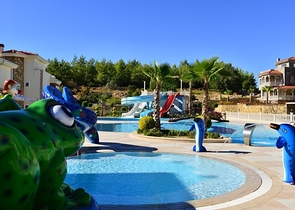 فيلا فاخرة مع مناظر بانورامية وبنية تحتية كاملة في قلب الطبيعة