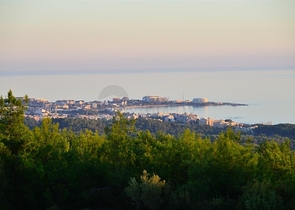 فيلا فاخرة مع مناظر بانورامية وبنية تحتية كاملة في قلب الطبيعة