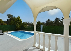 فيلا فاخرة مع مناظر بانورامية وبنية تحتية كاملة في قلب الطبيعة