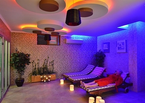 فيلا فاخرة مع مناظر بانورامية وبنية تحتية كاملة في قلب الطبيعة