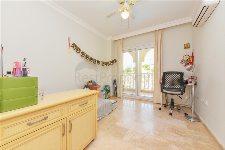 شقة فسيحة 2 + 1 مطلة على البحر في منطقة هادئة في ألانيا 