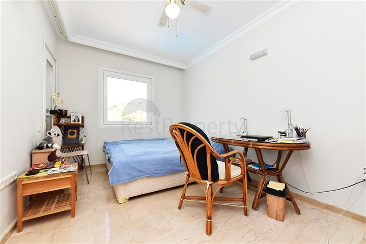 شقة فسيحة 2 + 1 مطلة على البحر في منطقة هادئة في ألانيا 