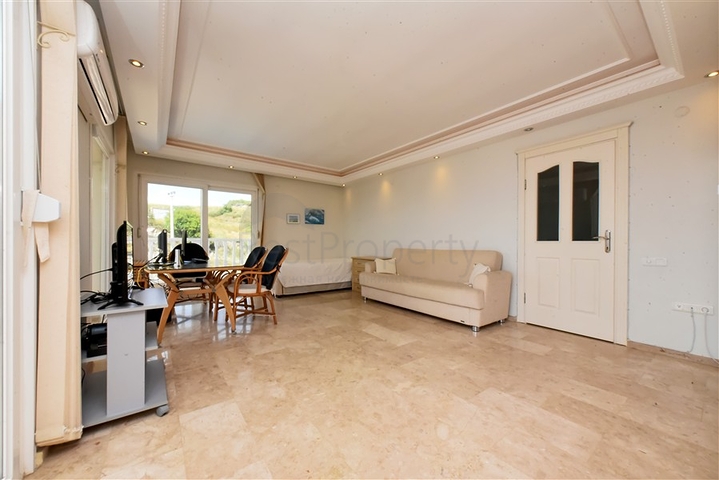 شقة فسيحة 2 + 1 مطلة على البحر في منطقة هادئة في ألانيا 