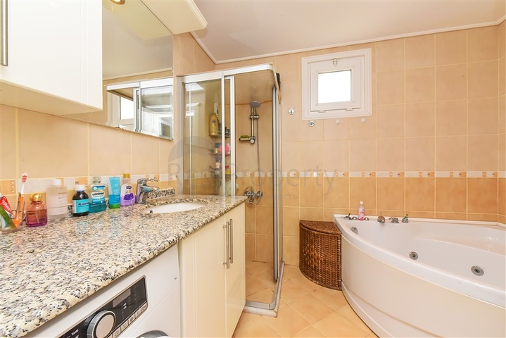 شقة فسيحة 2 + 1 مطلة على البحر في منطقة هادئة في ألانيا 