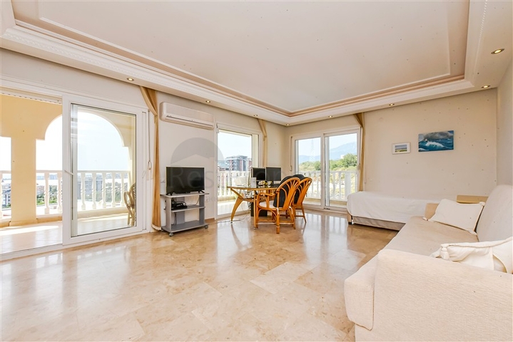 شقة فسيحة 2 + 1 مطلة على البحر في منطقة هادئة في ألانيا 