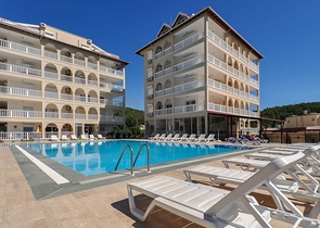 شقة فسيحة 2 + 1 مطلة على البحر في منطقة هادئة في ألانيا 