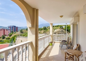 شقة فسيحة 2 + 1 مطلة على البحر في منطقة هادئة في ألانيا 