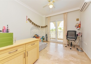 شقة فسيحة 2 + 1 مطلة على البحر في منطقة هادئة في ألانيا 