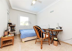 شقة فسيحة 2 + 1 مطلة على البحر في منطقة هادئة في ألانيا 