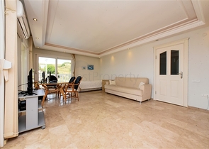 شقة فسيحة 2 + 1 مطلة على البحر في منطقة هادئة في ألانيا 