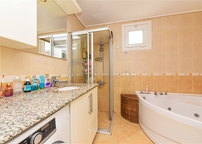 شقة فسيحة 2 + 1 مطلة على البحر في منطقة هادئة في ألانيا 