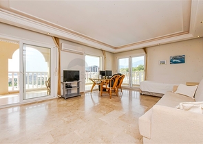 شقة فسيحة 2 + 1 مطلة على البحر في منطقة هادئة في ألانيا 