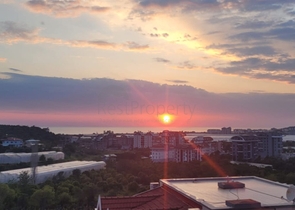 شقة فسيحة 2 + 1 مطلة على البحر في منطقة هادئة في ألانيا 