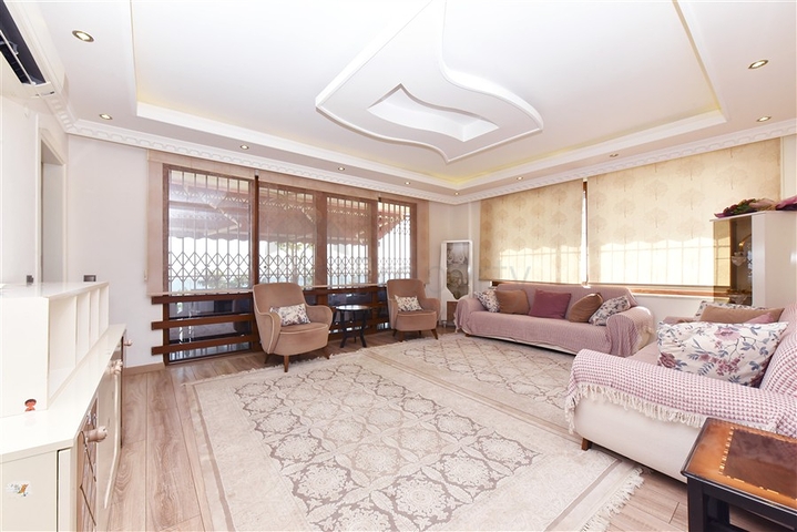 فيلا فسيحة 11 + 2 مع قطعة أرض خاصة وإطلالات بانورامية على البحر