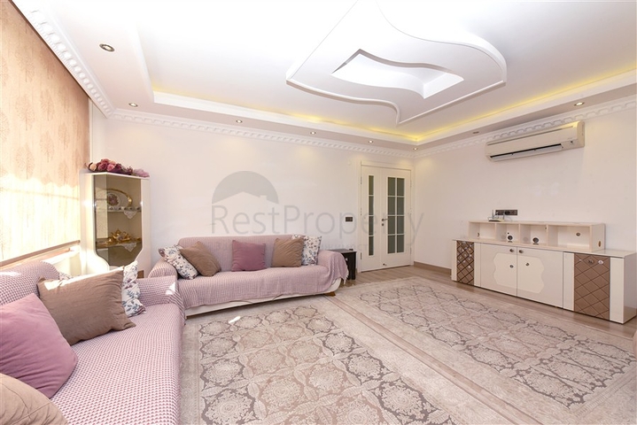 فيلا فسيحة 11 + 2 مع قطعة أرض خاصة وإطلالات بانورامية على البحر