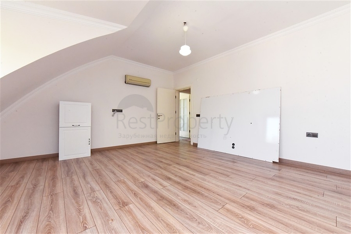 فيلا فسيحة 11 + 2 مع قطعة أرض خاصة وإطلالات بانورامية على البحر