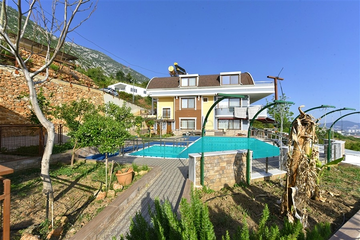 فيلا فسيحة 11 + 2 مع قطعة أرض خاصة وإطلالات بانورامية على البحر