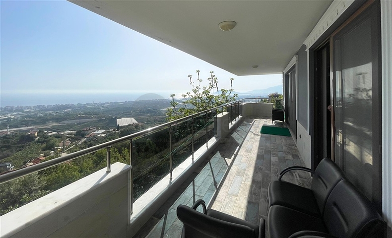 فيلا فسيحة 11 + 2 مع قطعة أرض خاصة وإطلالات بانورامية على البحر