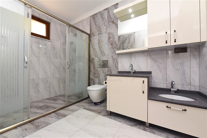 فيلا فسيحة 11 + 2 مع قطعة أرض خاصة وإطلالات بانورامية على البحر