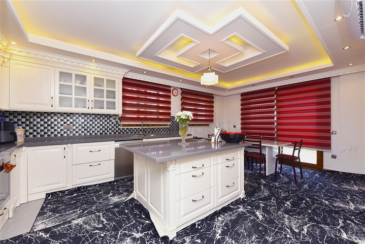 فيلا فسيحة 11 + 2 مع قطعة أرض خاصة وإطلالات بانورامية على البحر