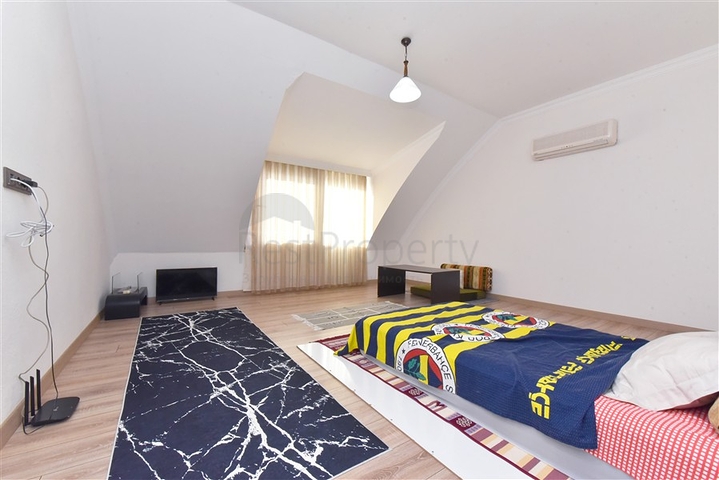 فيلا فسيحة 11 + 2 مع قطعة أرض خاصة وإطلالات بانورامية على البحر