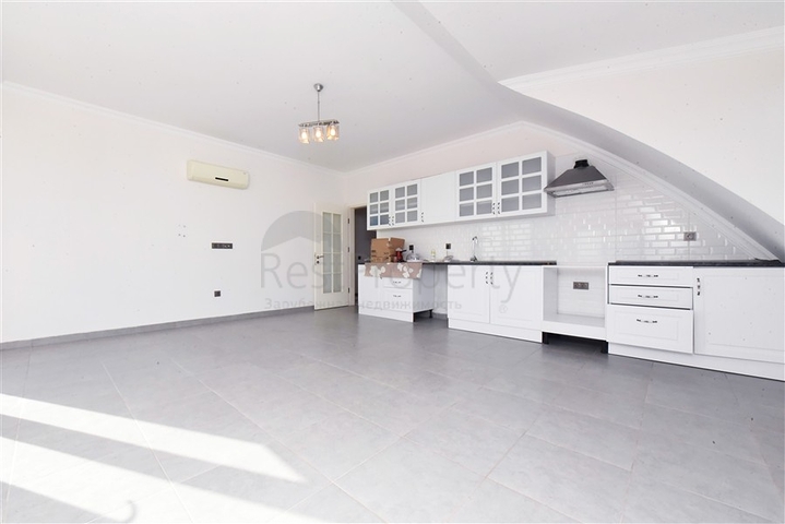 فيلا فسيحة 11 + 2 مع قطعة أرض خاصة وإطلالات بانورامية على البحر