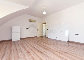 فيلا فسيحة 11 + 2 مع قطعة أرض خاصة وإطلالات بانورامية على البحر