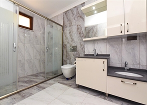 فيلا فسيحة 11 + 2 مع قطعة أرض خاصة وإطلالات بانورامية على البحر