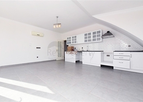 فيلا فسيحة 11 + 2 مع قطعة أرض خاصة وإطلالات بانورامية على البحر