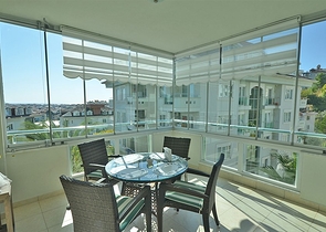 شقة مريحة مفروشة 2 + 1 مع بنية تحتية فاخرة في واحدة من أفضل المجمعات في ألانيا