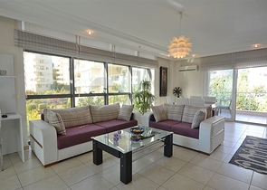 شقة مريحة مفروشة 2 + 1 مع بنية تحتية فاخرة في واحدة من أفضل المجمعات في ألانيا