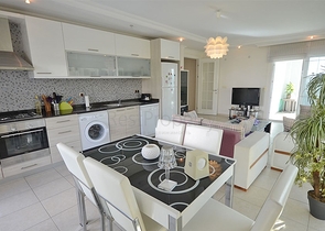 شقة مريحة مفروشة 2 + 1 مع بنية تحتية فاخرة في واحدة من أفضل المجمعات في ألانيا