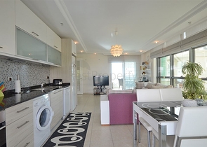 شقة مريحة مفروشة 2 + 1 مع بنية تحتية فاخرة في واحدة من أفضل المجمعات في ألانيا