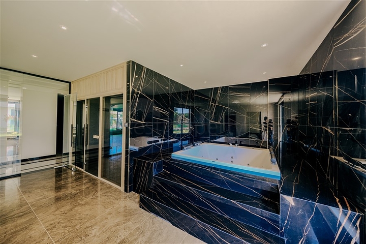 شقة حديثة في مجمع سكني جديد ببنية تحتية غنية