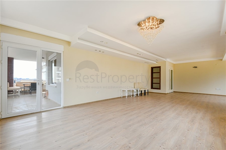 بنتهاوس واسع في منطقة خضراء في أوبا