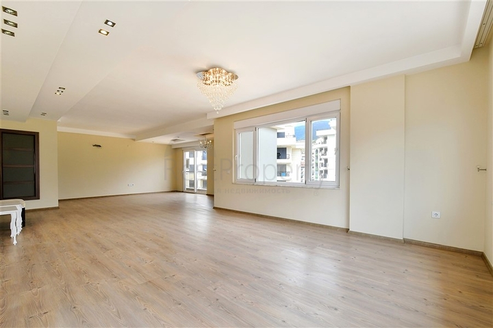 بنتهاوس واسع في منطقة خضراء في أوبا