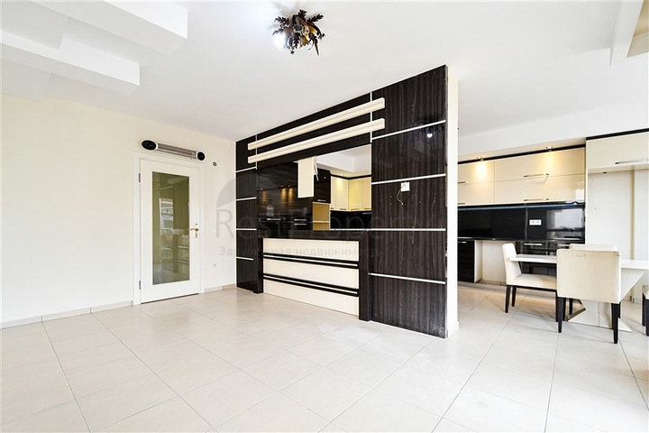 بنتهاوس واسع في منطقة خضراء في أوبا